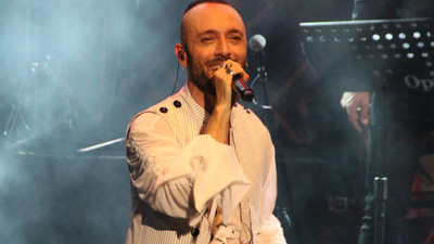 Ünlü şarkıcı büyük alkış topladı