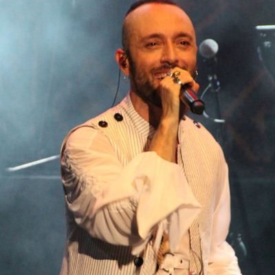 Ünlü şarkıcı büyük alkış topladı