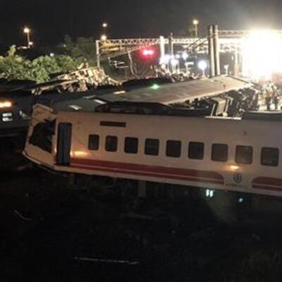 Tayvan'da yolcu treni raydan çıktı: 17 ölü