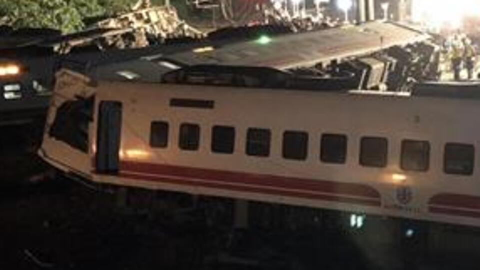 Tayvan'da yolcu treni raydan çıktı: 17 ölü