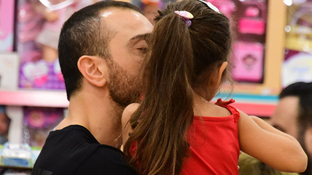 Okan Kurt, Hira'yı öpmeye doyamadı