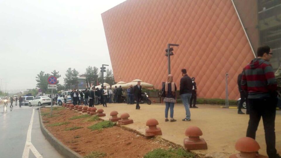 Gaziantep'te firari asker AVM'de çalışanları rehin aldı