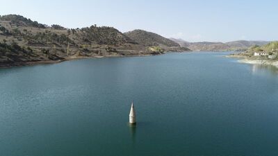 Sular altında kalan köyde ilginç görüntü