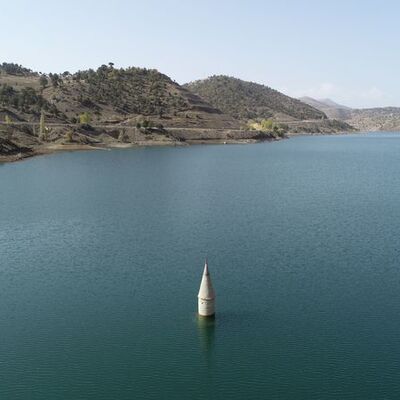 Sular altında kalan köyde ilginç görüntü