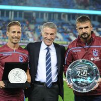 Onur ve Pereira'ya plaket