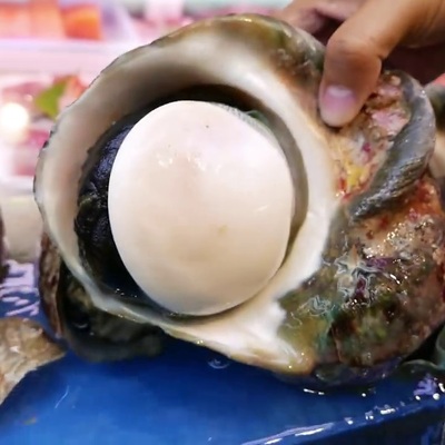 Önce içini çıkarıyor, sonra çiğ çiğ yiyorlar