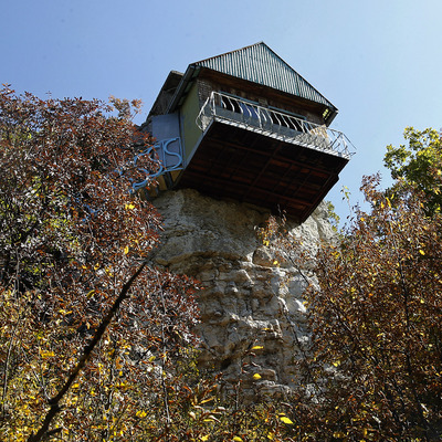 Kayalığın üzerinde herkesten uzakta bir yaşam!