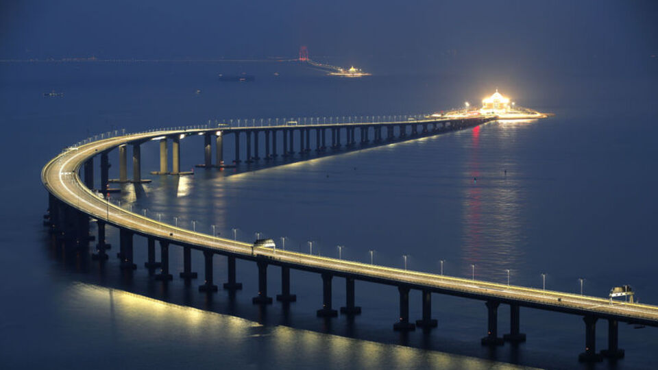 Dünyanın en uzun köprüsü açıldı!