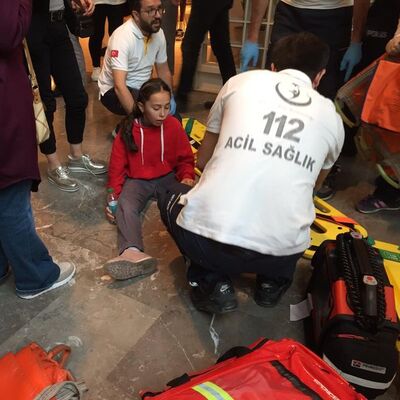 AVM'de akılalmaz olay! Yürüyen merdivende üst üste yığıldılar