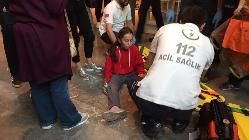 AVM'de akılalmaz olay! Yürüyen merdivende üst üste yığıldılar