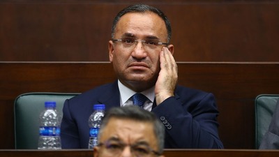 "Onun arkasında bizler varız!"