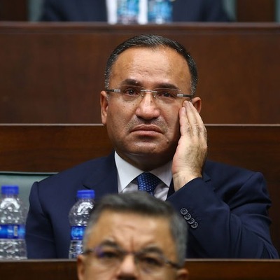 "Onun arkasında bizler varız!"