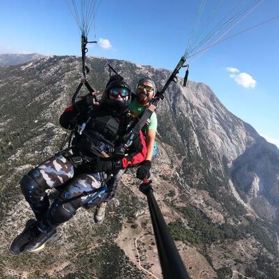 Yamaç paraşütünden atlayan Hayko Cepkin nefes kesti