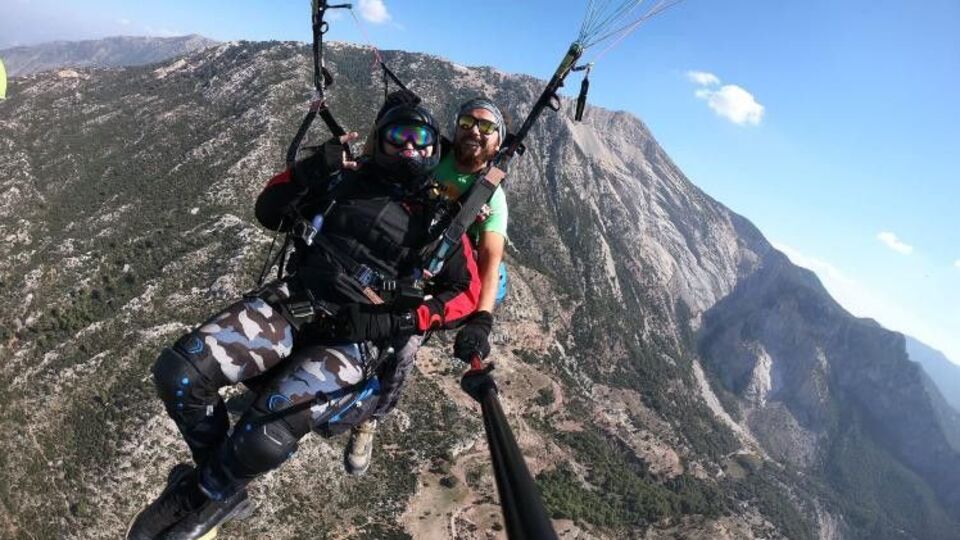 Yamaç paraşütünden atlayan Hayko Cepkin nefes kesti