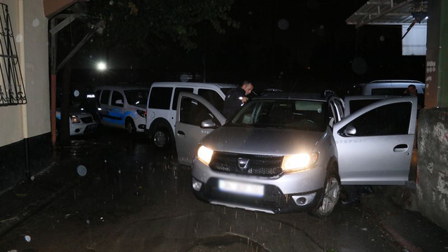 Aranan otomobildeki 5 şüpheli gözaltına alındı