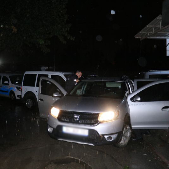 Aranan otomobildeki 5 şüpheli gözaltına alındı