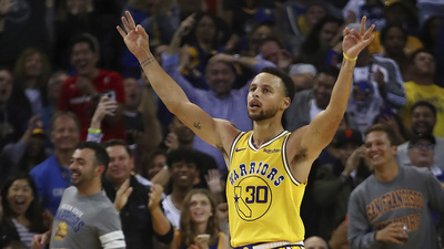 Curry coştu! Üç çeyrekte 51 sayı!
