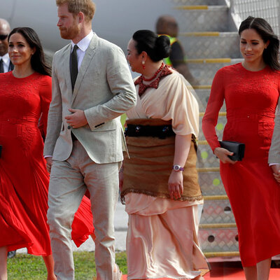 Düşes elbisesiyle rezil oldu! Çıkarmayı unutunca...