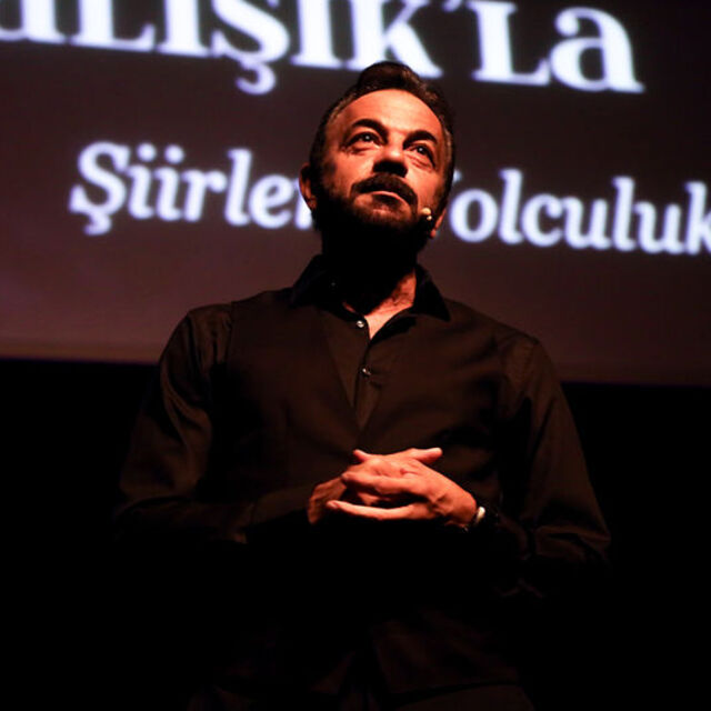 Bu kez sahneye şiirler için çıktı