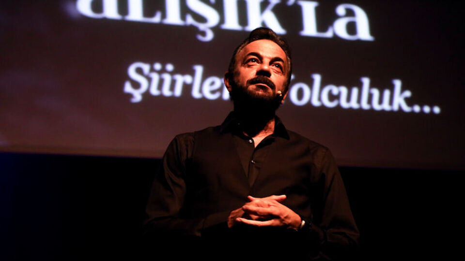 Bu kez sahneye şiirler için çıktı