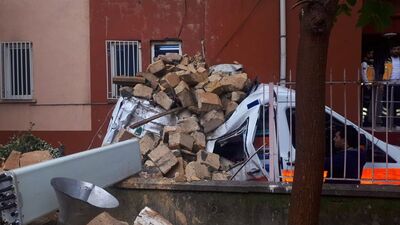 Minare ambulansın üzerine devrildi!