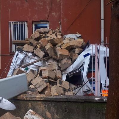 Minare ambulansın üzerine devrildi!