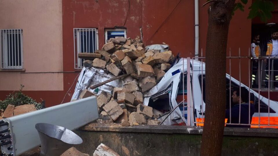 Minare ambulansın üzerine devrildi!