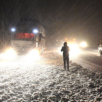 Ulaşıma kar engeli! Yol kapandı, araçlar mahsur kaldı