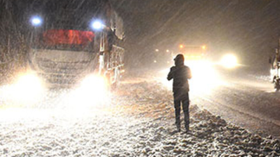 Ulaşıma kar engeli! Yol kapandı, araçlar mahsur kaldı
