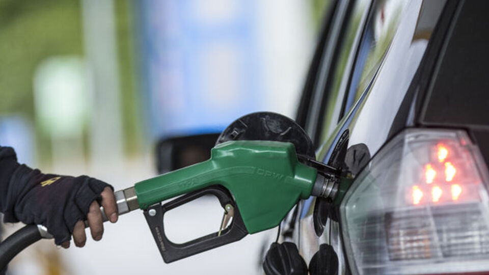 Benzinin litre fiyatında 8 kuruş indirim