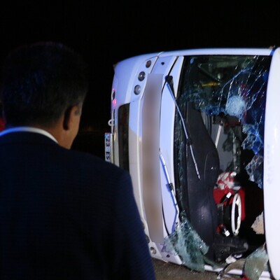 Yolcu otobüsü devrildi: Çok sayıda yaralı var