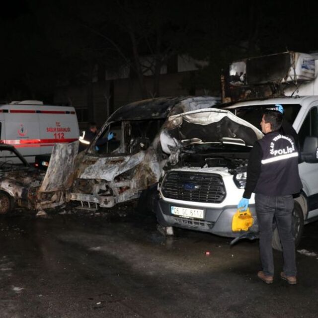 Alev alan otomobil 3 araca çarptı