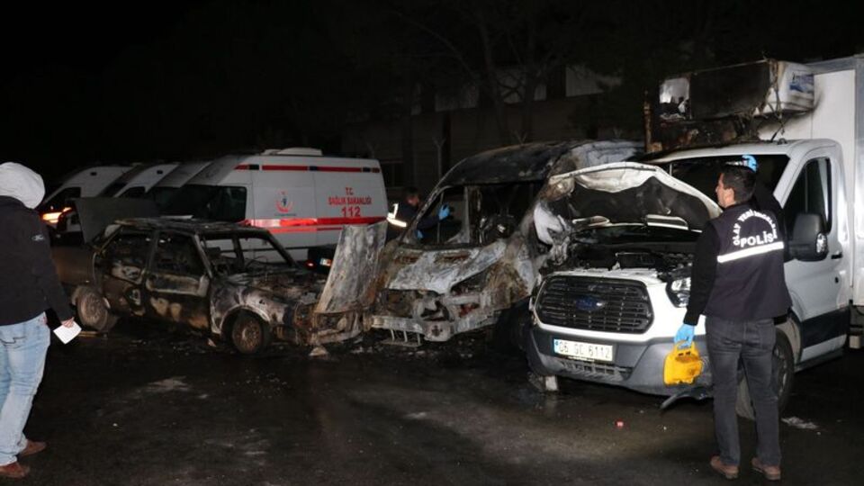 Alev alan otomobil 3 araca çarptı
