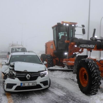 Zincirleme kaza! 15 araç birbirine girdi!
