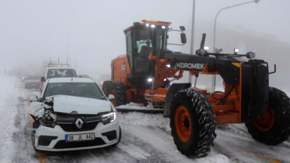 Zincirleme kaza! 15 araç birbirine girdi!