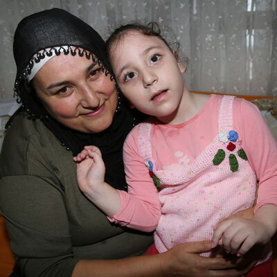 Bakıcılık yaptığı engelli çocuğu evlat edindi...