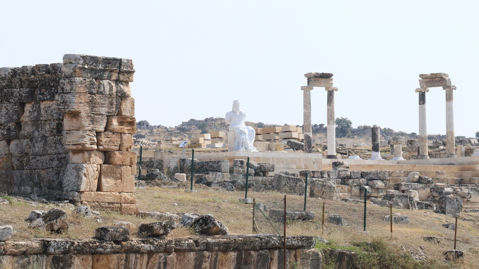 "Hades ile Üç Başlı Köpeği" evine döndü