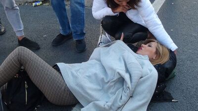 Taksi turiste çarptı! Eşi fenalık geçirdi