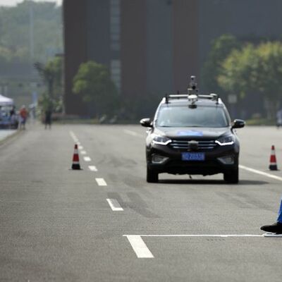 VİCDAN SORUSU: HANGİSİ ÖLSÜN? Yeşil ışıkta geçen evsiz mi, kırmızıda geçen doktor mu?