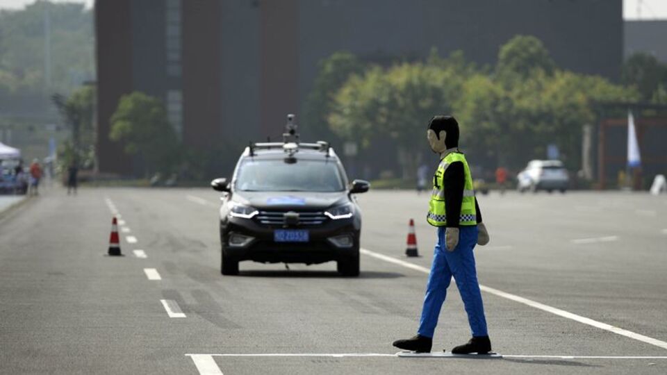 VİCDAN SORUSU: HANGİSİ ÖLSÜN? Yeşil ışıkta geçen evsiz mi, kırmızıda geçen doktor mu?