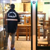 Silahlı kavgaya karıştı, iş yerini rehin aldı