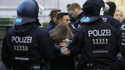 Berlin'deki terör gösterisinde Türk aileye gözaltı!