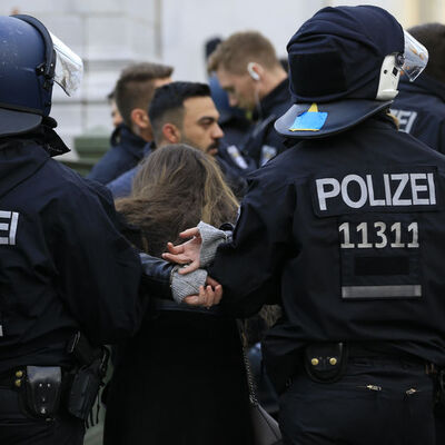 Berlin'deki terör gösterisinde Türk aileye gözaltı!