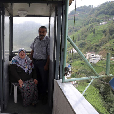 Yürümekte zorlanan eşi için öyle bir şey yaptı ki!