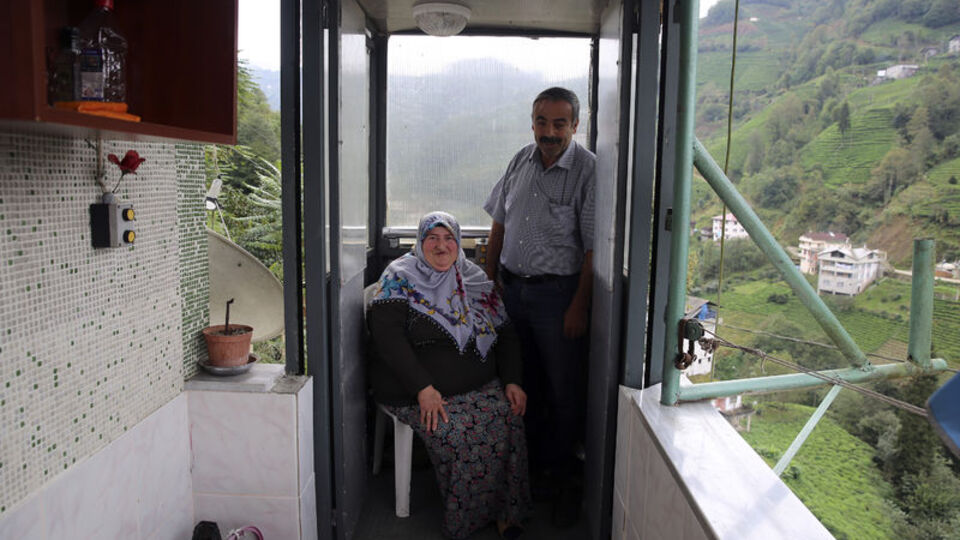 Yürümekte zorlanan eşi için öyle bir şey yaptı ki!