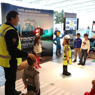 4 milyon çocuk  "trafik dedektifi" oldu