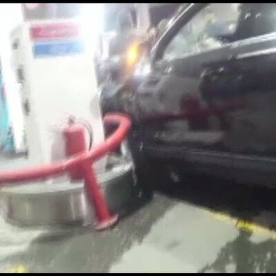 Faciadan dönüldü! Önce araca, sonra benzin istasyonuna daldı!