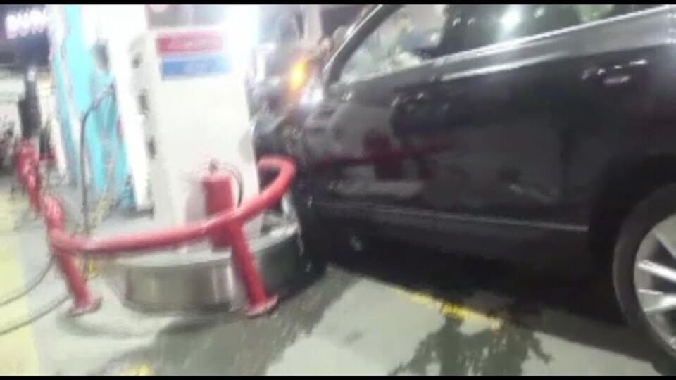Faciadan dönüldü! Önce araca, sonra benzin istasyonuna daldı!