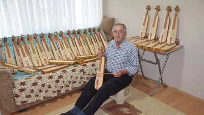 57 yıldır kemençe yapıyor, sadece bir parça çalabiliyor