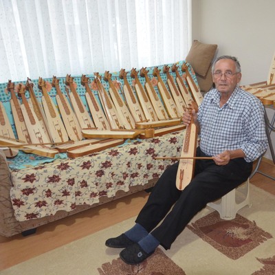 57 yıldır kemençe yapıyor, sadece bir parça çalabiliyor
